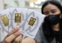 Para Pembeli Emas Antam yang Full Senyum Saat Harga Buyback Naik Setelah Pilkada 2024 Kamis (28/11)