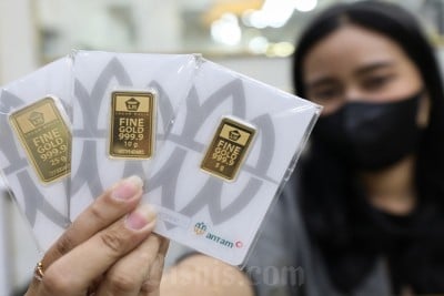 Para Pembeli Emas Antam yang Full Senyum Saat Harga Buyback Naik Setelah Pilkada 2024 Kamis (28/11)