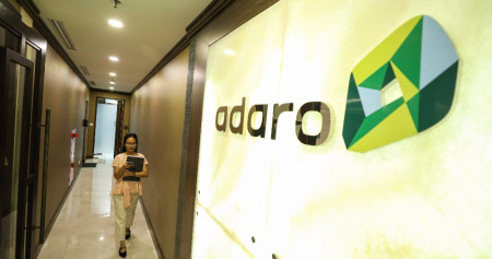 Saham ADRO ambrol hingga menyentuh batas auto reject bawah (ARB) usai tanggal cum dividen yang jatuh pada 26 November 2024. Bisnis/Arief Hermawan P