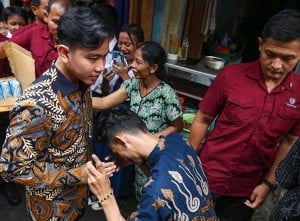 Wakil Presiden Gibran Rakabuming Raka Tinjau Pengungsi Banjir di Kampung Melayu