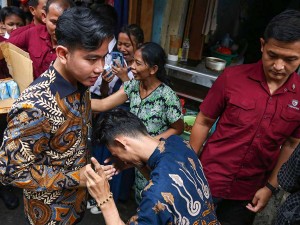 Wakil Presiden Gibran Rakabuming Raka Tinjau Pengungsi Banjir di Kampung Melayu