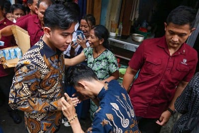 Wakil Presiden Gibran Rakabuming Raka Tinjau Pengungsi Banjir di Kampung Melayu