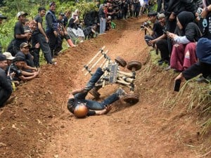 Keseruan Permainan Tradisional Kadaplak di Bandung