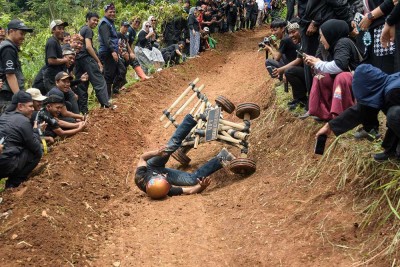 Keseruan Permainan Tradisional Kadaplak di Bandung