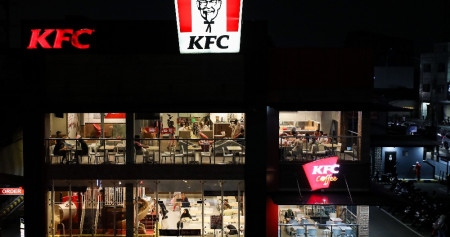 Pengunjung berada di salah satu gerai KFC di Tangerang Selatan, Banten./JIBI/Bisnis/Arief Hermawan P
