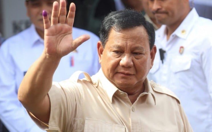 Presiden RI Prabowo Subianto menyapa warga seusai menggunakan hak pilih di TPS 08 Bojong Koneng, Kabupaten Bogor, Jawa Barat, Rabu (27/11/2024). Bisnis - Abdurachman