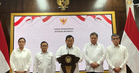 Presiden Prabowo Subianto didampingi jajaran Menteri Kabinet Merah Putih saat mengumumkan kenaikan UMP 2025 di Kantor Presiden, Kompleks Istana Kepresidenan, Jakarta, Jumat (29/11/2024). Prabowo menetapkan upah minimum 2025 naik sebesar 6,5% - BISNIS/Dany Saputra.