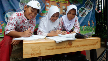 Program Distribusi Bangku Daur Ulang Nestle Indonesia