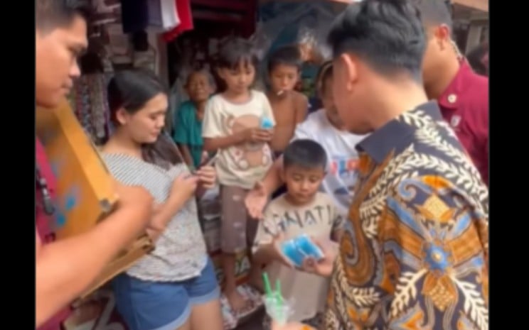 Wapres Gibran Rakabuming Raka bagikan susu ke anak-anak di pemukiman terdampak banjir - Instagram @gibran_rakabuming