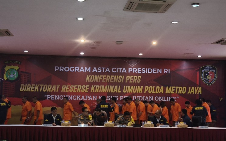 Kapolda Metro Jaya Irjen Karyoto dan jajarannya dalam konferensi pers pengungkapkan kasus judi online Komdigi RI, Senin (25/11/2024) - Bisnis/Anshary Madya Sukma