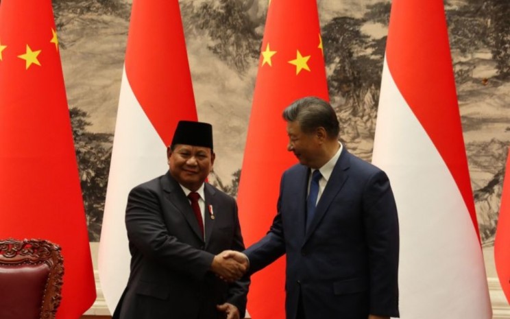 Presiden Prabowo Subianto dan Presiden Xi Jinping bersalaman saat bertemu di Balai Agung Rakyat, Beijing, China pada Sabtu (9/11/2024). (ANTARA - Desca Lidya Natalia)