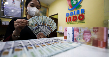 Mata uang rupiah terhadap dolar AS ditutup melemah 0,37% menyentuh level Rp15.905 pada perdagangan awal pekan hari ini, Senin (2/12/2024). Bisnis/Suselo Jati