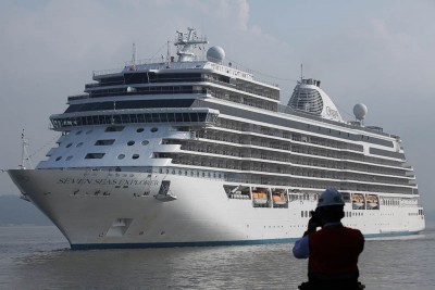 Kapal Pesiar Seven Seas Explorer Singgah Di Surabaya