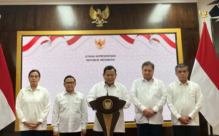 Presiden Prabowo Subianto didampingi jajaran Menteri Kabinet Merah Putih saat mengumumkan kenaikan UMP 2025 di Kantor Presiden, Kompleks Istana Kepresidenan, Jakarta, Jumat (29/11/2024). Prabowo menetapkan upah minimum 2025 naik sebesar 6,5% - BISNIS - Dany Saputra.