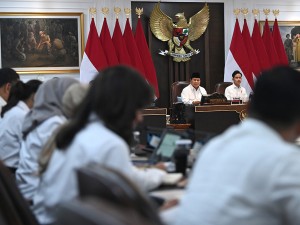 Presiden menyampaikan hasil lawatannya ke luar negeri beberapa waktu lalu, kinerja KMP yang membawa dampak positif serta pilkada yang berjalan baik dan aman.