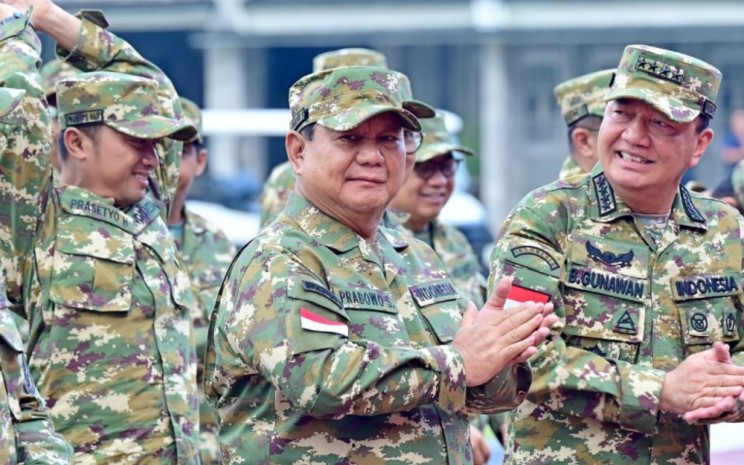 Presiden Prabowo Subianto dan jajaran Kabinet Merah Putih melakukan senam pagi di lapangan Pancasila, Kawasan Akademi Militer, Magelang, Provinsi Jawa Tengah, pada Sabtu, 26 Oktober 2024. Foto: BPMI Setpres - Muchlis Jr