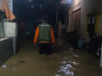 Bey Minta Korban Terdampak Banjir Bandang Sukabumi Diprioritaskan