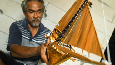 Kerajinan Miniatur Kapal Pinisi