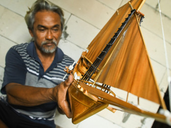 Kerajinan Miniatur Kapal Pinisi