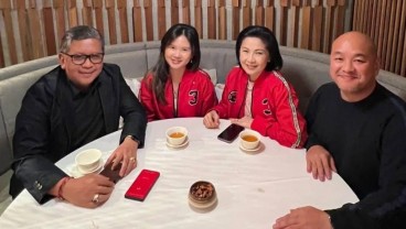 Foto Hasto Duduk Bareng Felicia Tissue yang Pakai Jaket PDIP