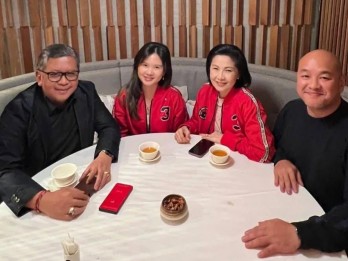 Foto Hasto Duduk Bareng Felicia Tissue yang Pakai Jaket PDIP