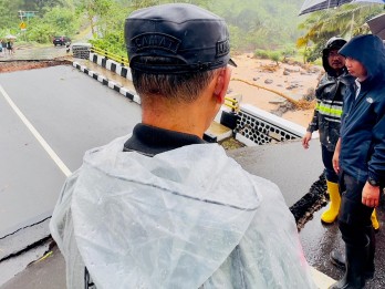 Kunjungi Lokasi Banjir Bandang Sukabumi, Bey Tegaskan 3 Fokus Utama Penanganan