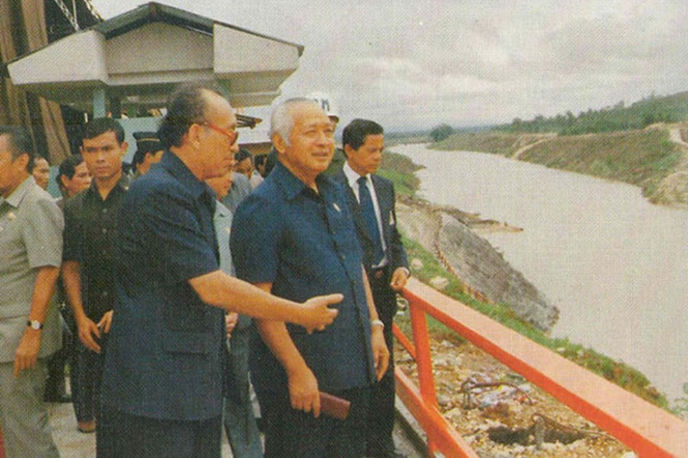 Membangun Infrastruktur Besar-besaran