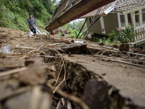 BNPB menyatakan dampak bencana geologi pergerakan tanah dari dua kecamatan di Kabupaten Cianjur tersebut mengakibatkan sebanyak 85 rumah rusak berat