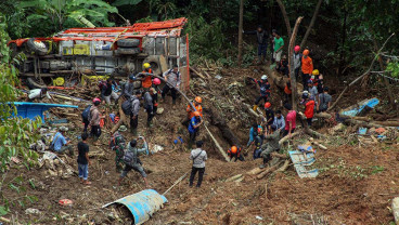 Pencarian Korban Bencana Longsor di Sukabumi