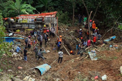 Pencarian Korban Bencana Longsor di Sukabumi