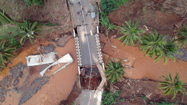 Jembatan Akses Wisata Menuju Geopark Ciletuh Terputus
