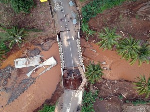 Foto udara jembatan jalur wisata Pelabuhan Ratu - Geopark Ciletuh terputus di Kabupaten Sukabumi, Jawa Barat