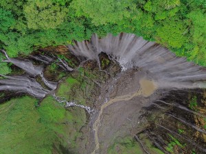 Foto udara Panorama Air Terjun Tumpak Sewu di Pronojiwo, Lumajang, Jawa Timur