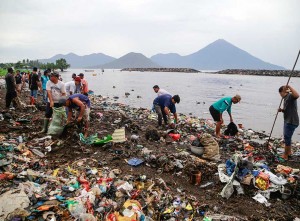 Aksi Bersih-Bersih Sampah Kiriman di Bibir Pantai Sasa, Maluku Utara