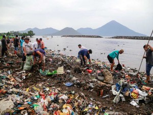 Aksi Bersih-Bersih Sampah Kiriman di Bibir Pantai Sasa, Maluku Utara