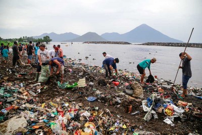 Aksi Bersih-Bersih Sampah Kiriman di Bibir Pantai Sasa, Maluku Utara