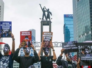 Aktivis Pakai Topeng Munir Said Thalib Saat Peringatan Hari HAM Sedunia di Jakarta