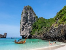 Turis asal Singapura Meninggal Dunia saat Pijat di Pantai Phuket Thailand