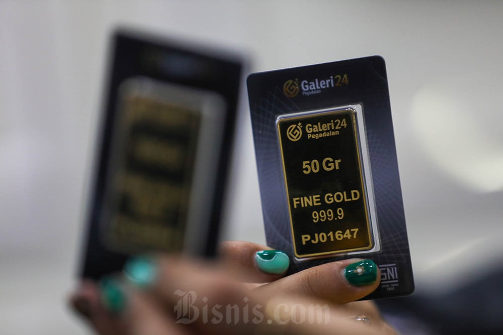 Karyawan menunjukkan emas 24 karat di Galeri 24 Pegadaian di Jakarta. Bisnis/Himawan L Nugraha
