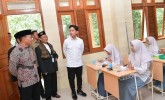 Foto Gibran Pakai Baju ala Jokowi saat Bagikan Makan Bergizi Gratis di Ponpes Muhammadiyah