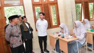 Foto Gibran 'Cosplay' ala Jokowi saat Bagikan Makan Bergizi Gratis di Ponpes Muhammadiyah