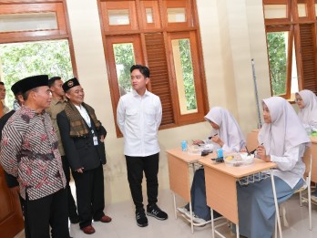 Foto Gibran 'Cosplay' ala Jokowi saat Bagikan Makan Bergizi Gratis di Ponpes Muhammadiyah