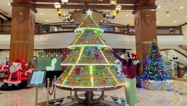 The Sunan Hotel Solo Pamerkan Pohon Natal dari Kue Sus Prancis