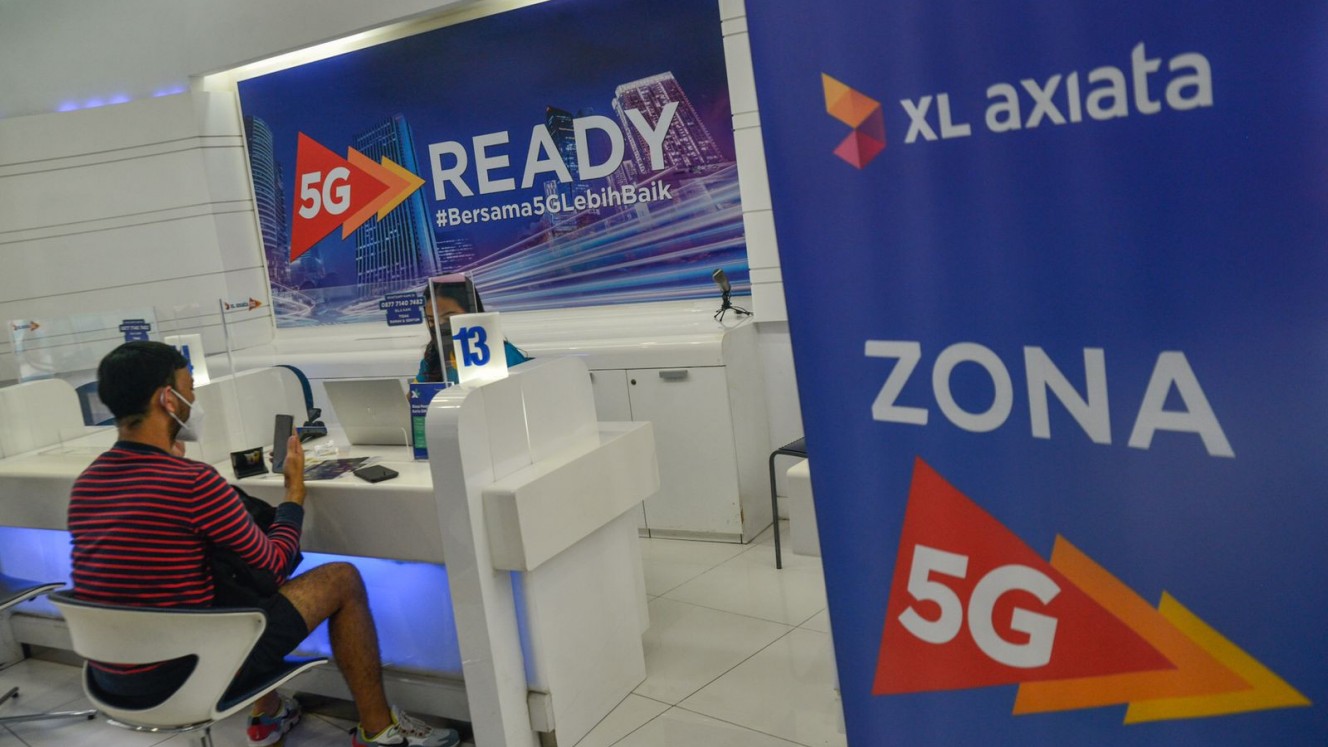 An XL Axiata service outlet. The company is currently undergoing a merger process with another mobile carrier owned by the Sinar Mas Group./Bisnis-Fanny Kusumawardhani.