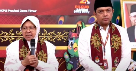 Tangkapan layar Tri Rismaharini dengan KH Zahrul Azhar Asumta atau Gus Hans saat mendaftarkan Pilkada Jatim di KPU Jatim, Kamis (28/8/2024)/KPU Jatim