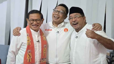 Viral Potret Ridwan Kamil Peluk Pramono dan Rano Karno