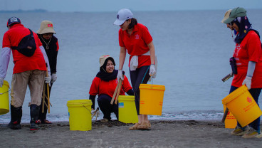 Prudential Indonesia Gelar Aksi Bersih-Bersih Pantai