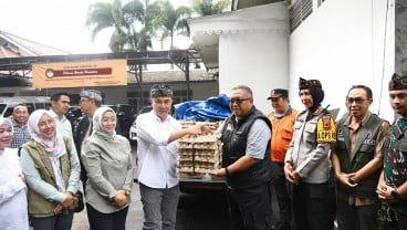 Bey Serahkan Bantuan Produk Peternakan untuk Warga Korban Bencana di Sukabumi