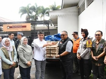 Bey Serahkan Bantuan Produk Peternakan untuk Warga Korban Bencana di Sukabumi