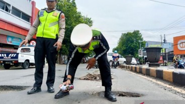 Jalan Berlubang Pantura Situbondo, Polisi Beri Tanda untuk Keamanan